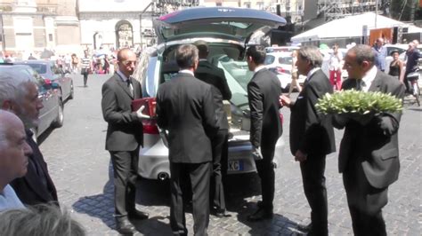 fendi funerale|Roma rende omaggio alla Fendi, la bara in chiesa insieme alle .